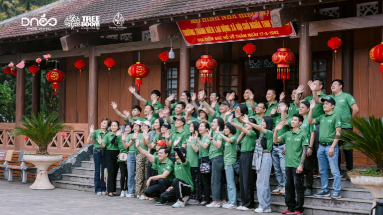 Đoàn đã có mặt thăm quan và thắp hương tại tại Địa điểm Bác Hồ thăm Trường Thanh niên Lao động XHCN Hòa Bình