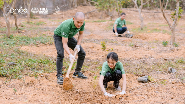 Niềm vui của TreeBoomers khi từng cây non được đặt xuống đất