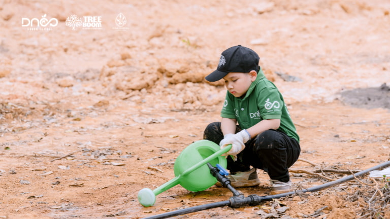 Một thành viên nhí tham gia tưới cây trong hoạt động trồng cây của TreeBoom