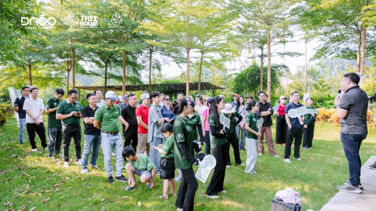 Các thành viên tập trung tại khu vực để khởi động sự kiện trồng cây