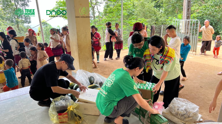 Đoàn thiện nguyện cùng nhau sắp xếp các phần quà để tặng các em nhỏ