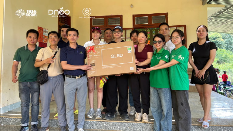 Đoàn thiện nguyện tặng quà cho trường Mầm non 