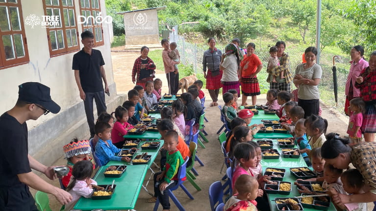 Các em nhỏ Làng Chếu hân hoan đón nhận bữa ăn yêu thương trong chương trình "Nấu cho em ăn"