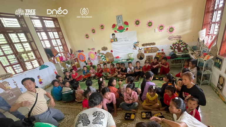 Các em nhỏ ngồi ngay ngắn chờ đợi bữa ăn trưa