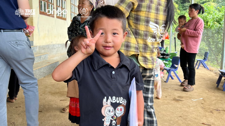 Khoảnh khắc ấm áp trong sự kiện "Nấu cho em ăn" - Hình ảnh em bé vui vẻ khi nhận được quà