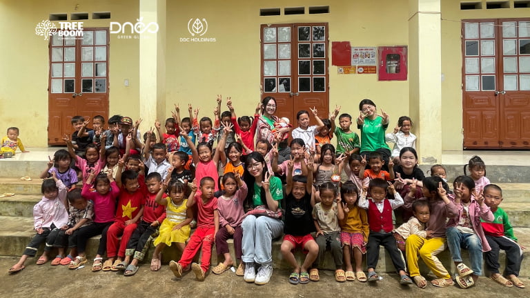 DNCC chụp ảnh cùng các em tại trường Mầm non Suối Lộc